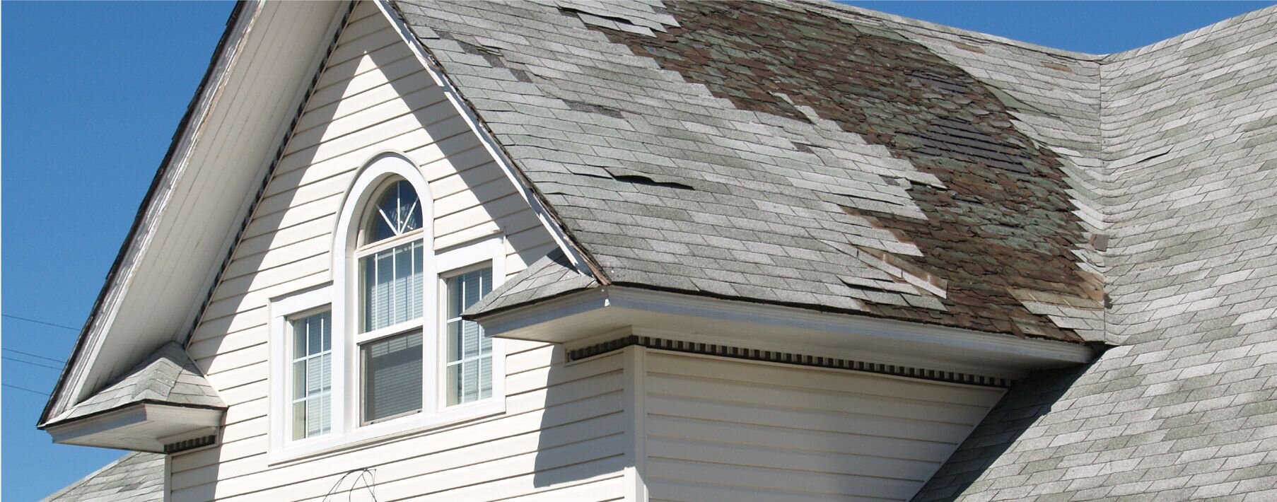 A roof with damage to the shingles